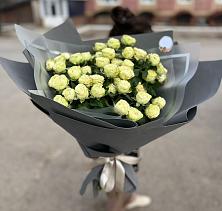 Букет Белые кустовые розы Солинеро в Фершампенуаз